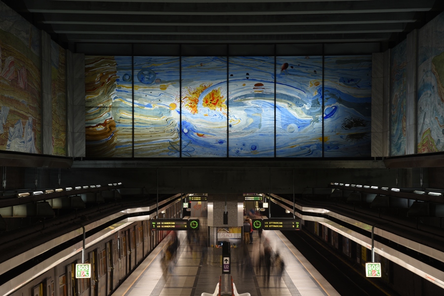 Metrostation V – На улице