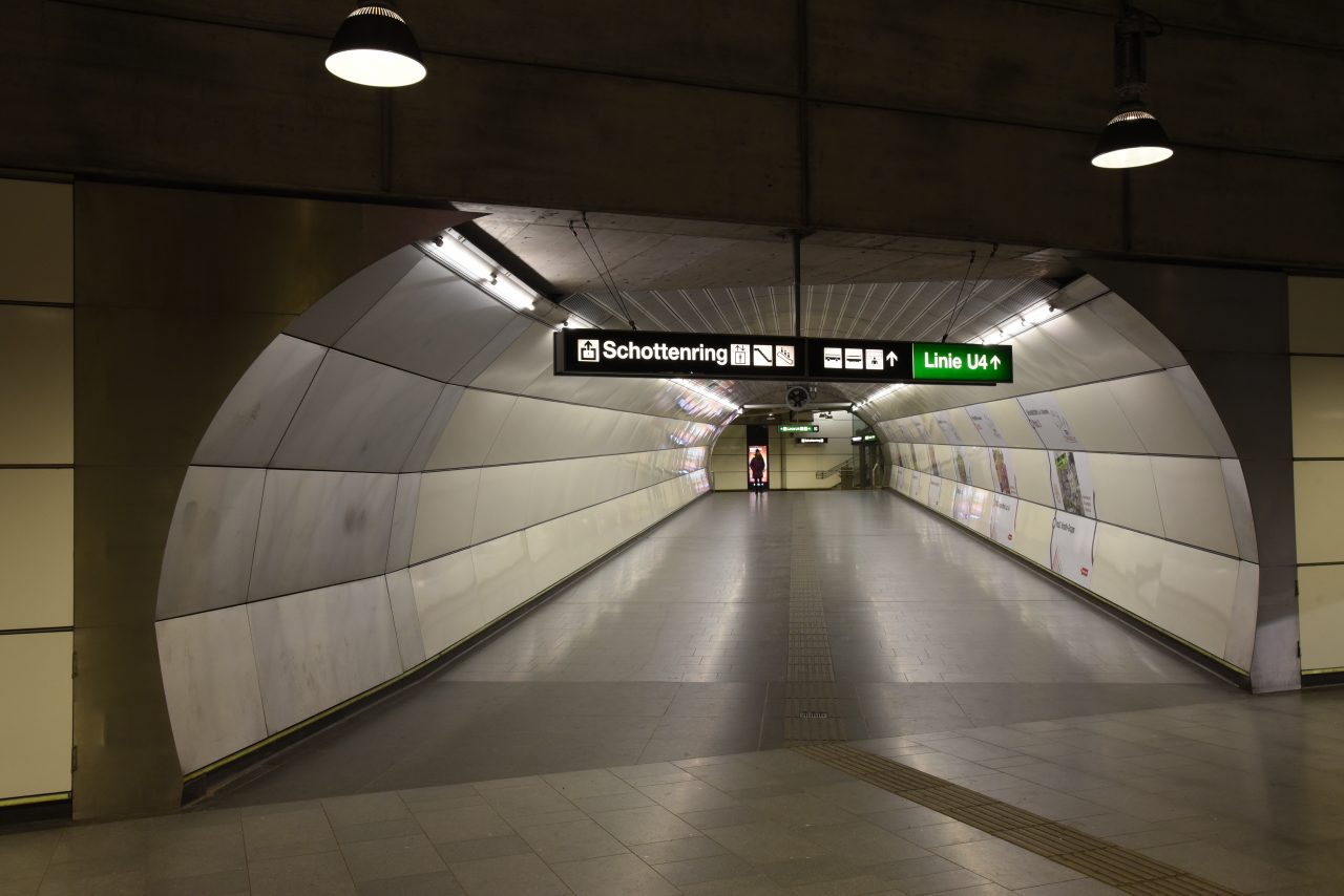 Metrostation XI – На улице