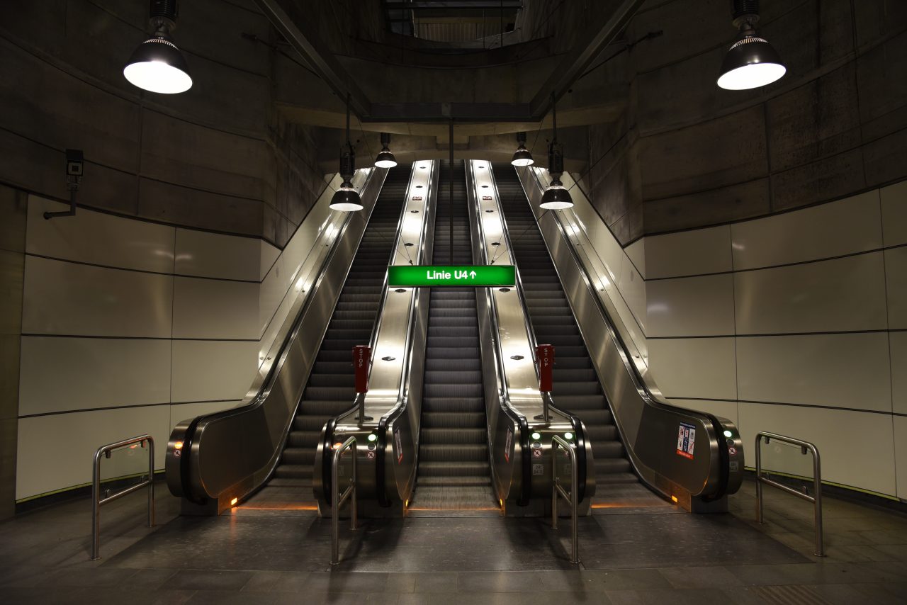 Metrostation XII – На улице