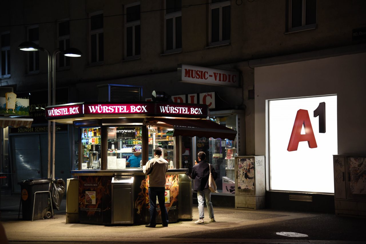 Wurst stand IV – На улице