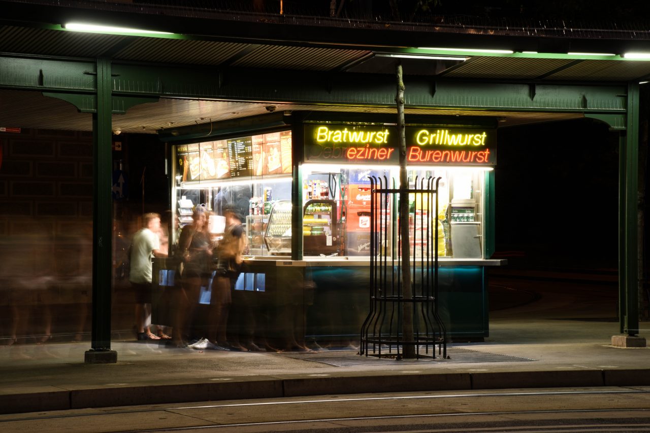 Wurst stand III – На улице