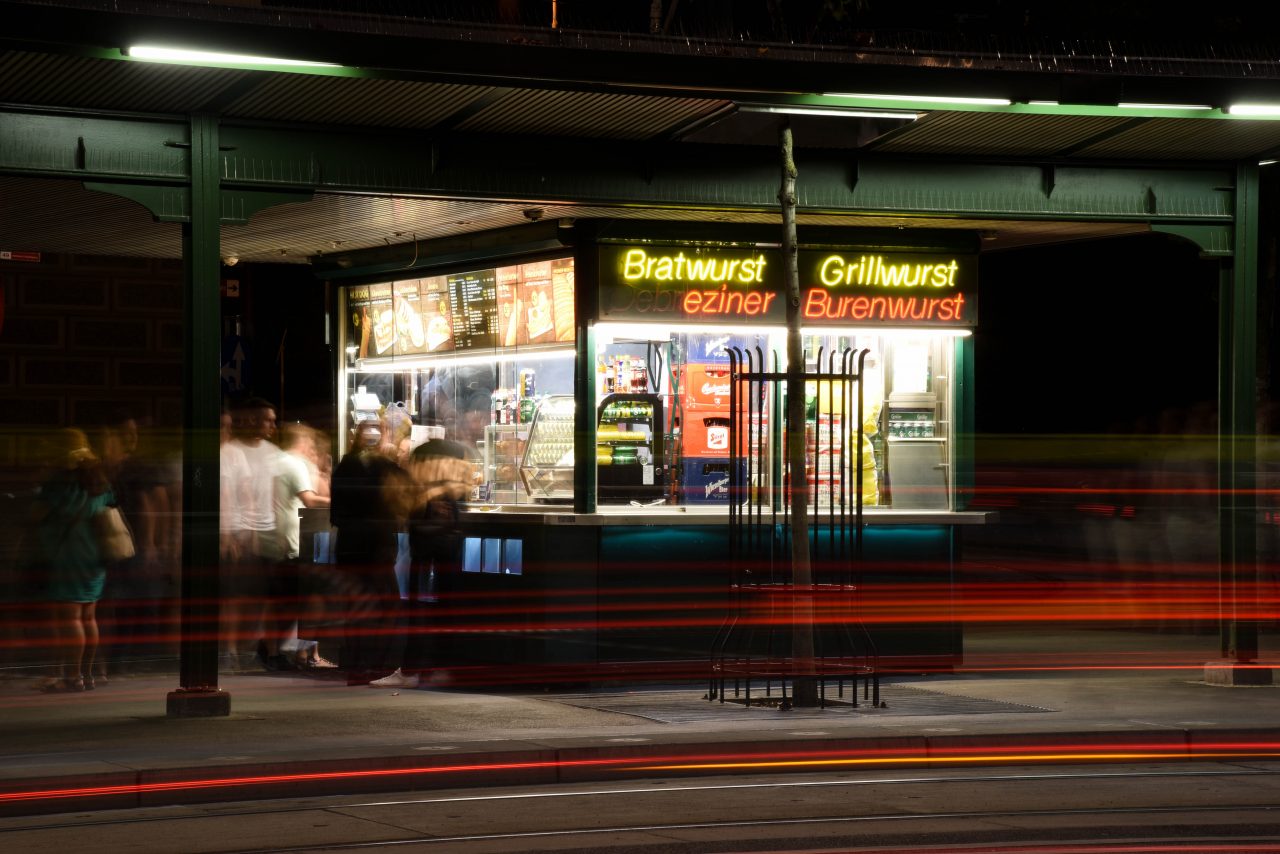 Wurst stand IV – На улице
