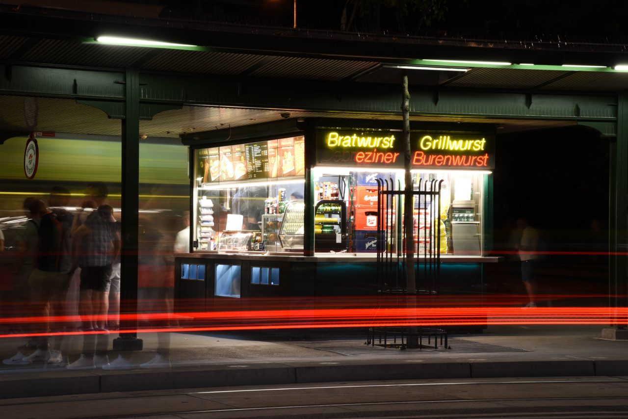 Wurst stand V – На улице
