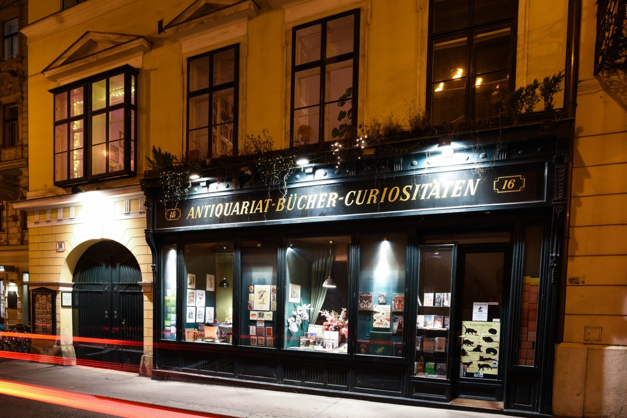 Old shop I – На улице