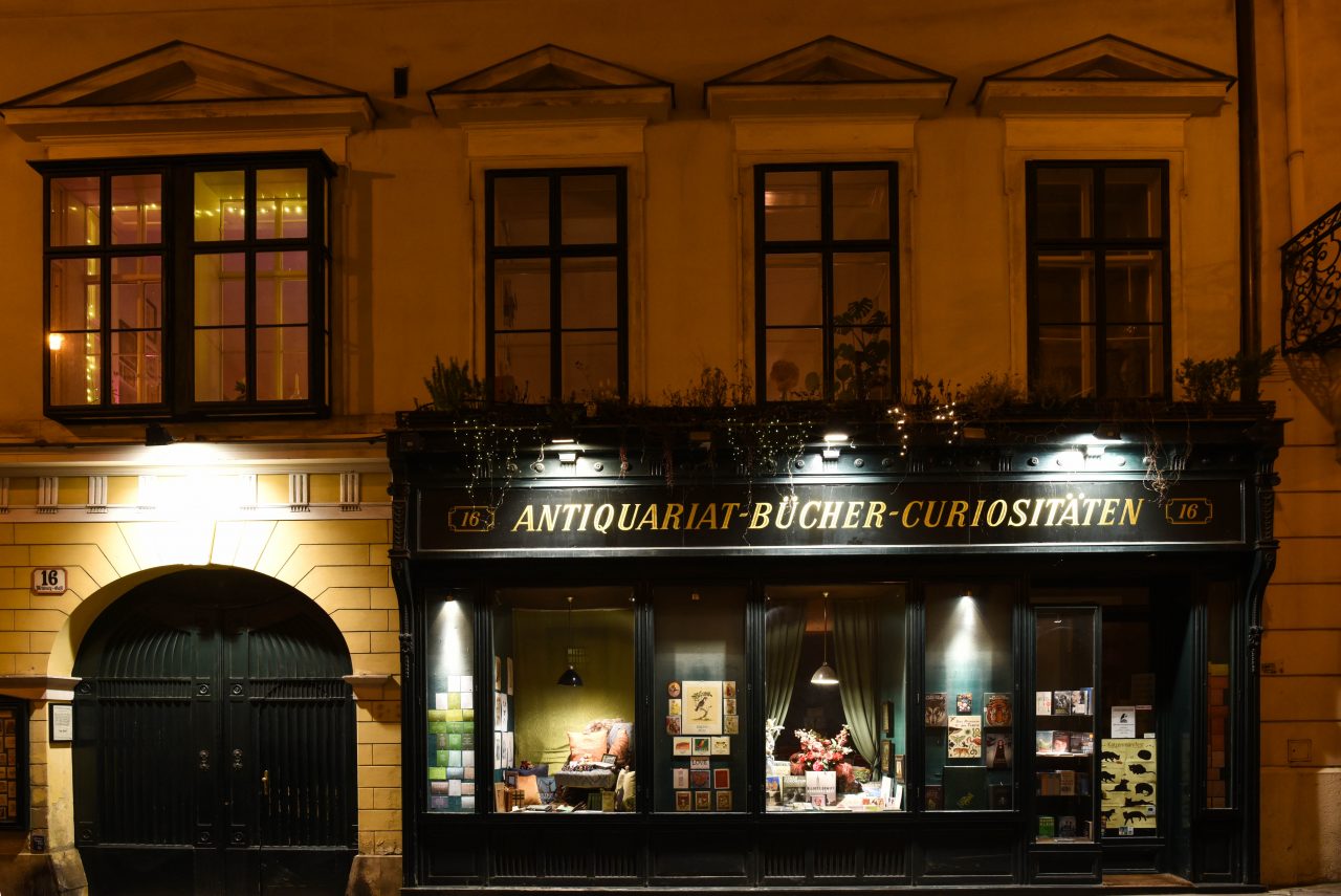 Old shop II – На улице