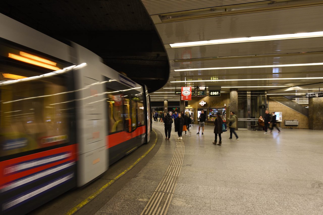 Tramstation I – На улице